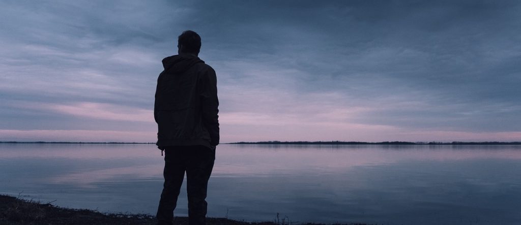 Ein Mann geht allein spazieren: Die Psyche ist der Hauptgrund für den Bezug von Erwerbsminderungsrenten.