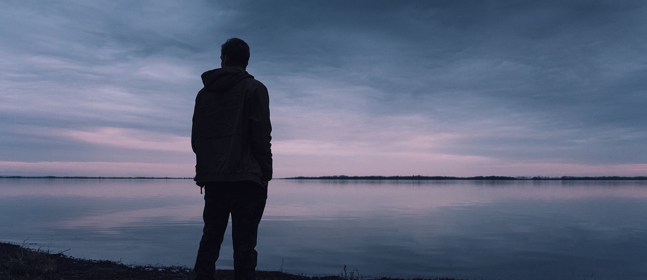 Ein Mann geht allein spazieren: Die Psyche ist der Hauptgrund für den Bezug von Erwerbsminderungsrenten.