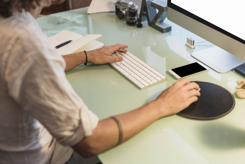 Eine wichtige Grundfähigkeit ist der Gebrauch der Hand.